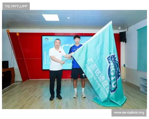 中国足球中冠联赛年薪争议热议 老总现身依旧帅气引关注 中国足球中冠联赛年薪争议热议 老总现身依旧帅气引关注