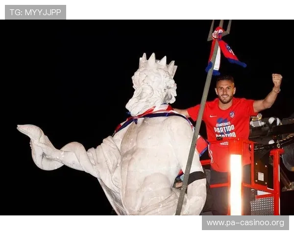 西甲球员身披队旗绕场致谢温情瞬间深深感动满场所有每一位观众的